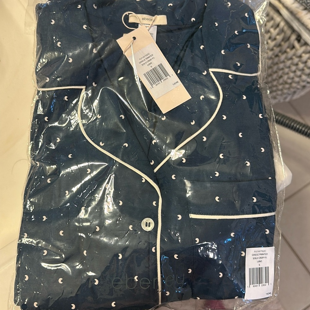 Eberjey Gisele style short sleeve crop pant pjs, size small, new in bag!